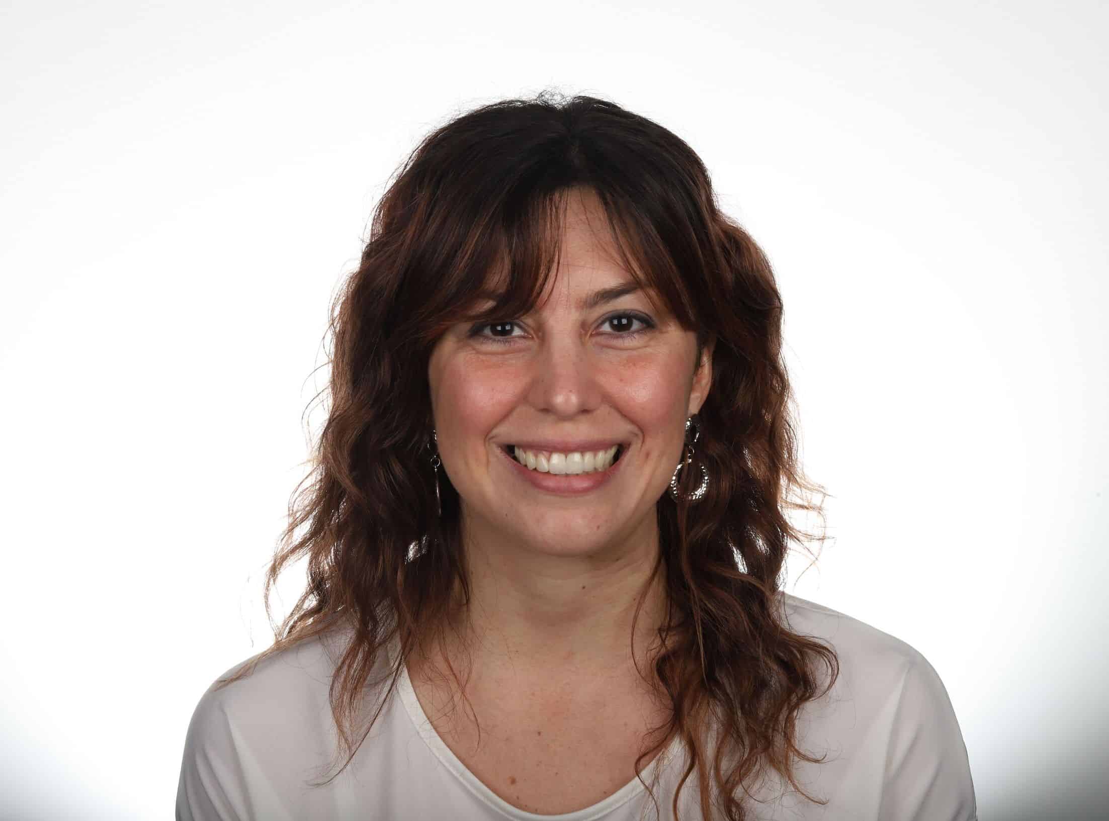 «Me siento súper bien, realmente puedo notar la diferencia. Las carillas que me había realizado con otro doctor eran grandes y no me gustaba como se veían ni cómo se sentían en mi boca. Estoy muy feliz de haber mejorado mi sonrisa. Antes, tenía que pensar antes de subir una foto porque no me gustaban mis dientes, ahora puedo sonreír sin preocuparme»