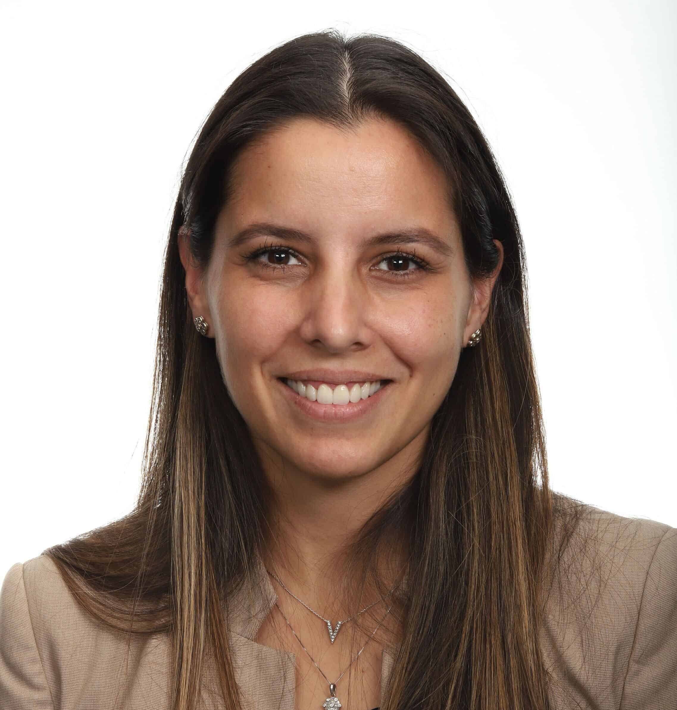 «Tuve carillas de porcelana por más de veinte años luego de un accidente que llevó a que me las pusieran, pero no me gustaba cómo se veían. En la clínica me realizaron un cambio de sonrisa con porcelana y cirugía estética de encías, es un cambio completamente radical. Estoy ansiosa por que todos me vean sonreír sin preocuparme de cómo se ven mis dientes»